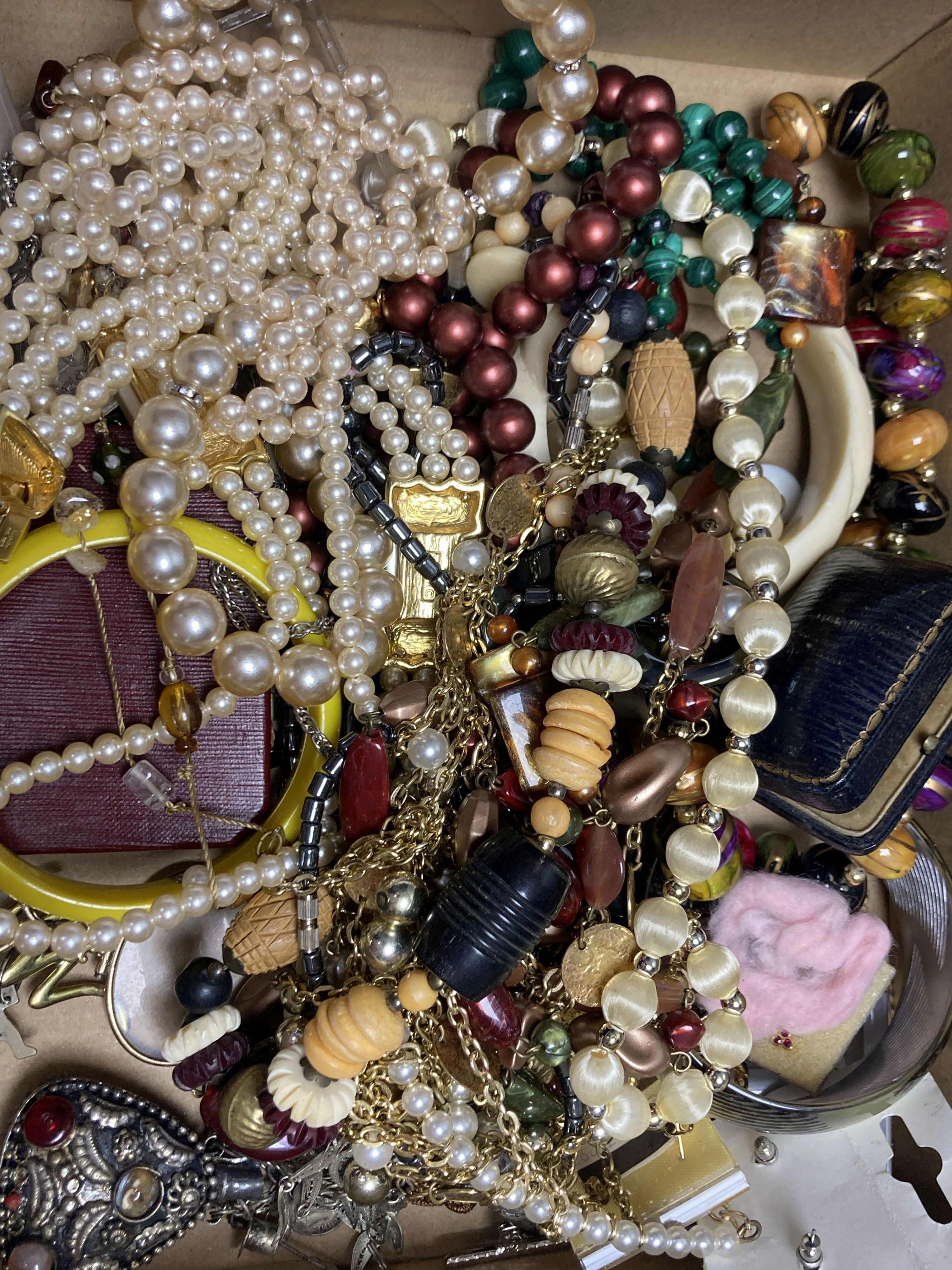 Assorted costume jewellery.